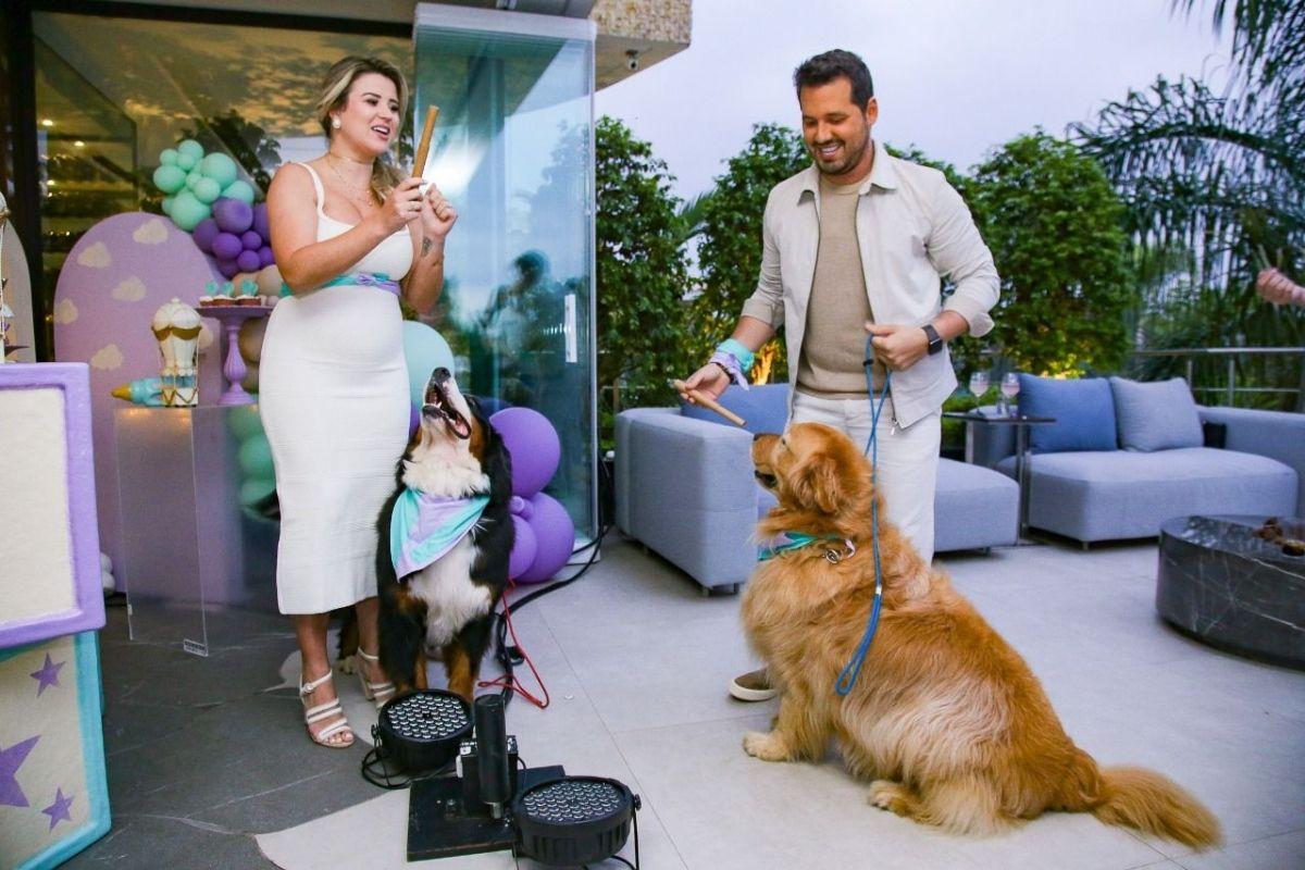 Os dois cachorros do casal roubaram a cena anunciando o sexo do bebê