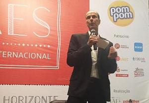Luiz Hanns durante sua palestra no 1º Seminário Internacional de Mães
