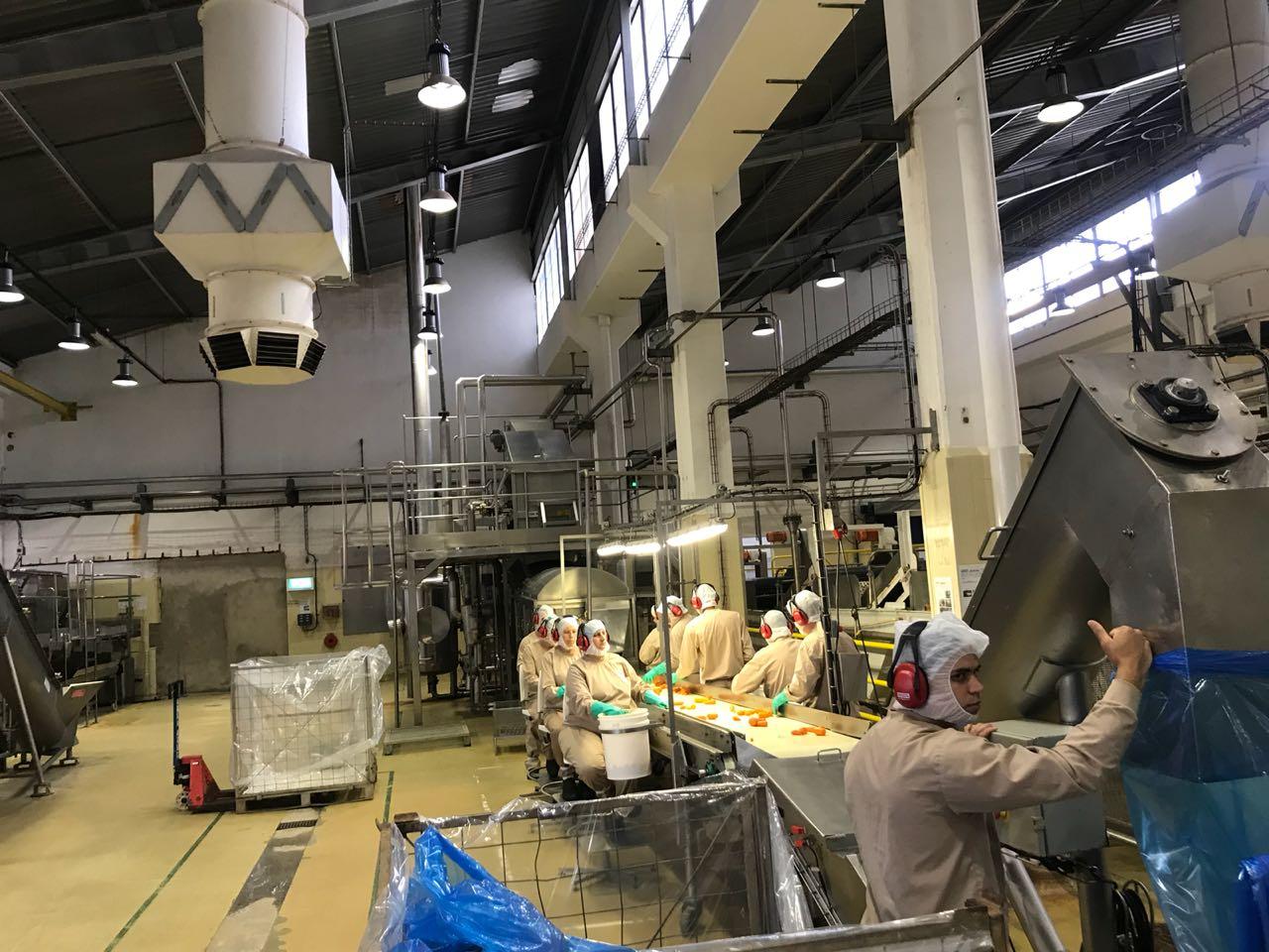 A limpeza e descascamento dos alimentos são feitos manualmente pelos funcionários da fábrica (Foto: Jennifer Detlinger)