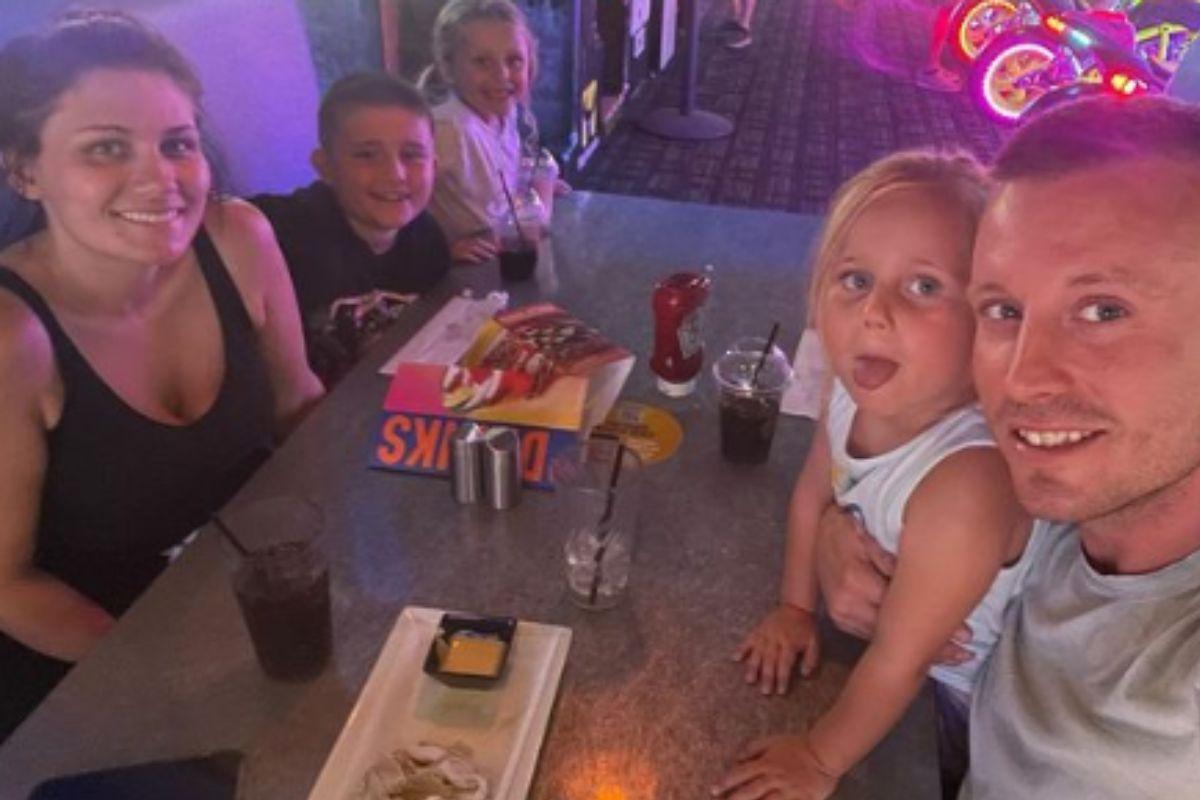 Mulher se casa com irmão de falecido namorado e recebe críticas na internet