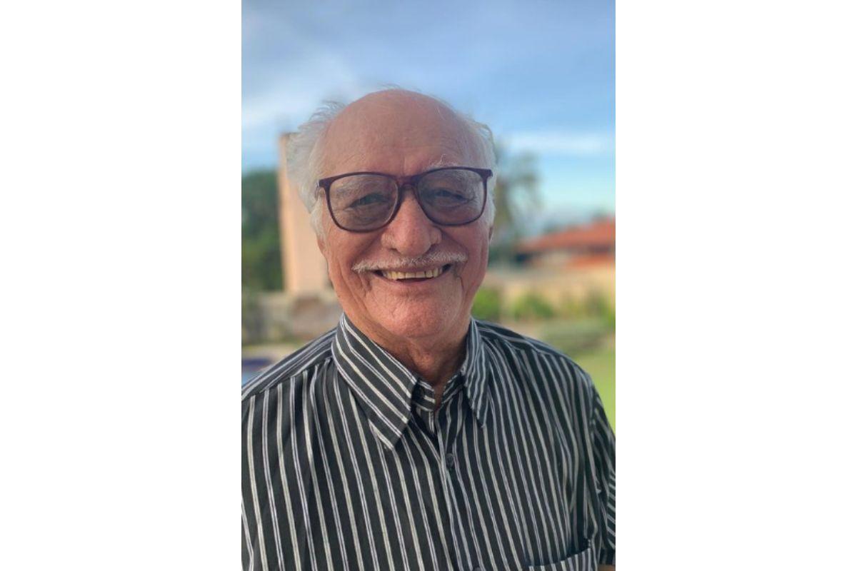 Idoso sorrindo para foto