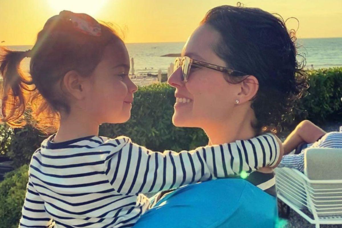 Cecilia Malan está viajando com a filha e com o namorado, Murilo Benicio