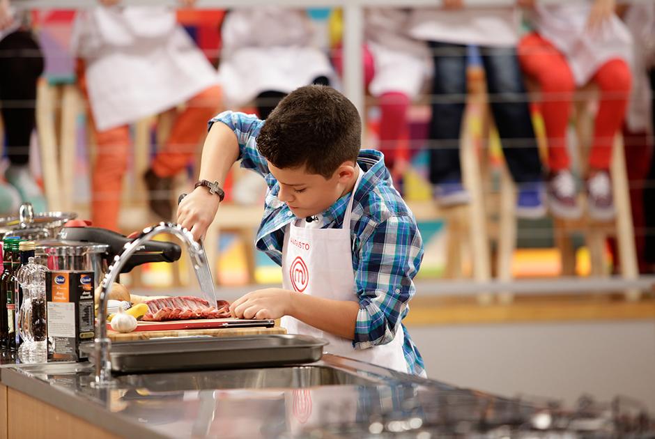 Todo mundo preparou uma carne para os jurados provarem. Colocando a mão na massa!