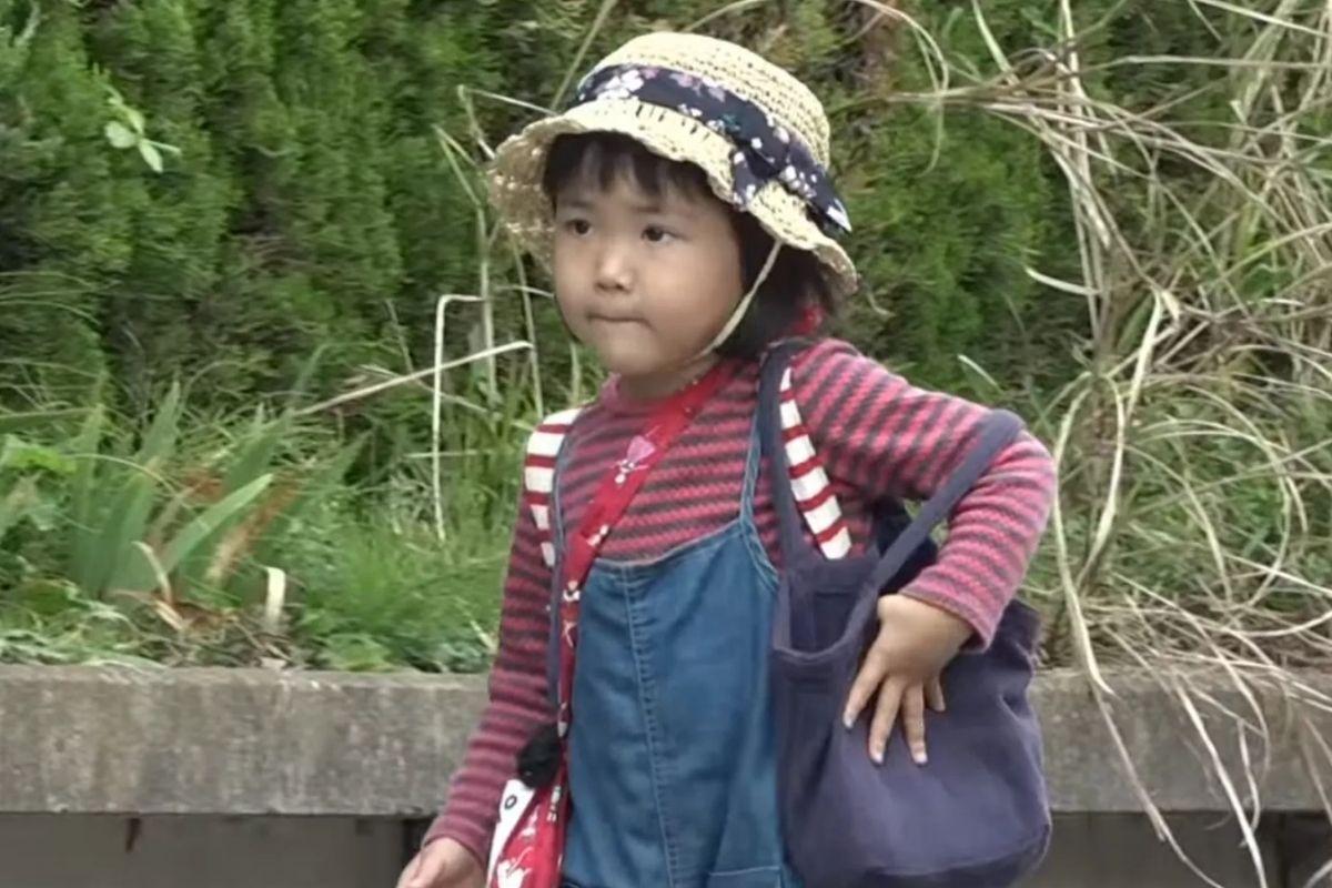 As crianças são supervisionadas por adultos da produção do programa