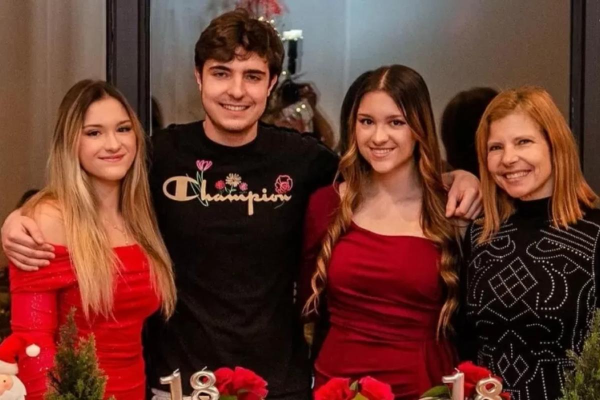 A família se reuniu para o aniversário de 18 das gêmeas