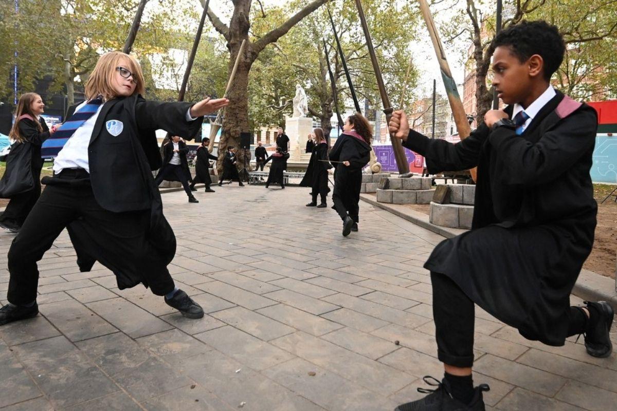 Os pequenos realmente encenaram cenas de lutas com as varinhas