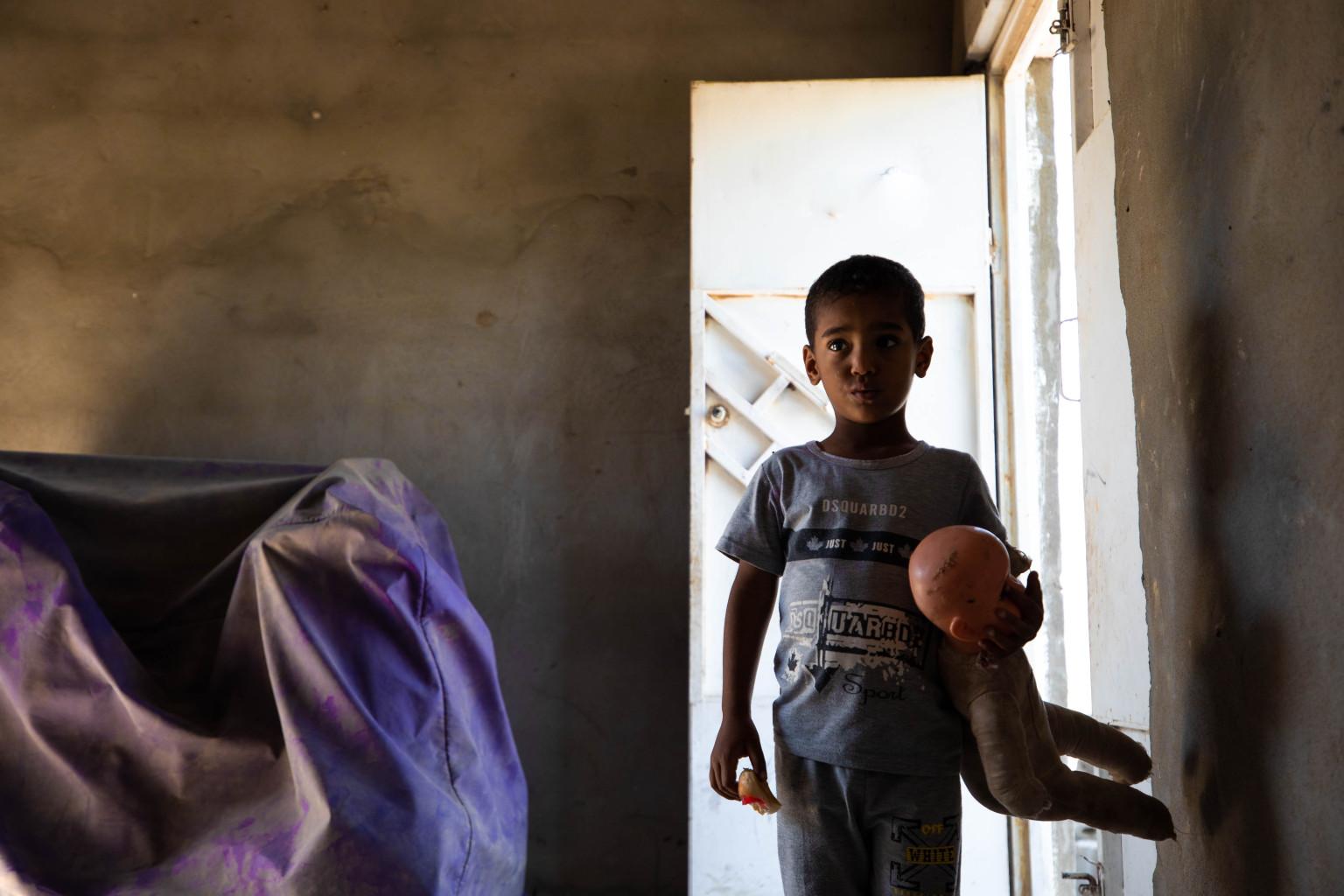 Menino deixado pela família