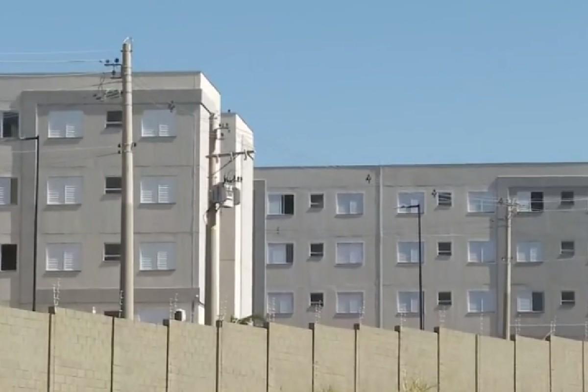 Crianças pulam de segundo andar com chegada de Conselho Tutelar