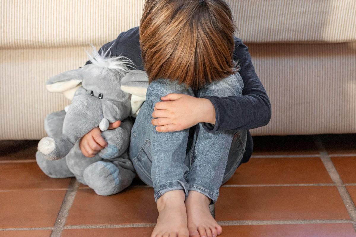 Menino chateado com bichinho de pelúcia