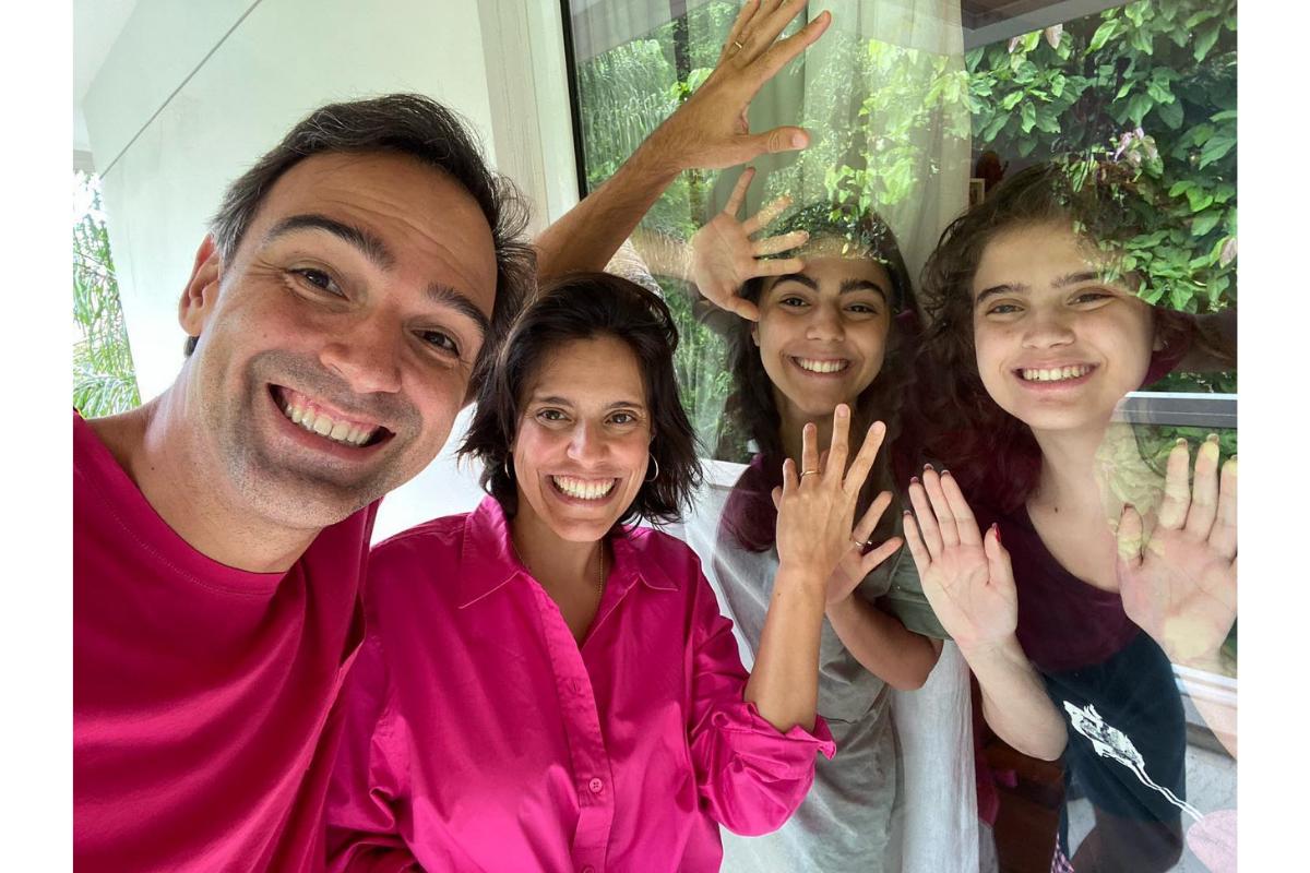 Tadeu isolado das filhas Laura e Valentina, ao lado da esposa Ana Cristina