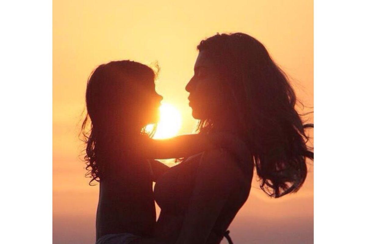 Grazi e Sofia Massafera posando num lindo pôr do sol.