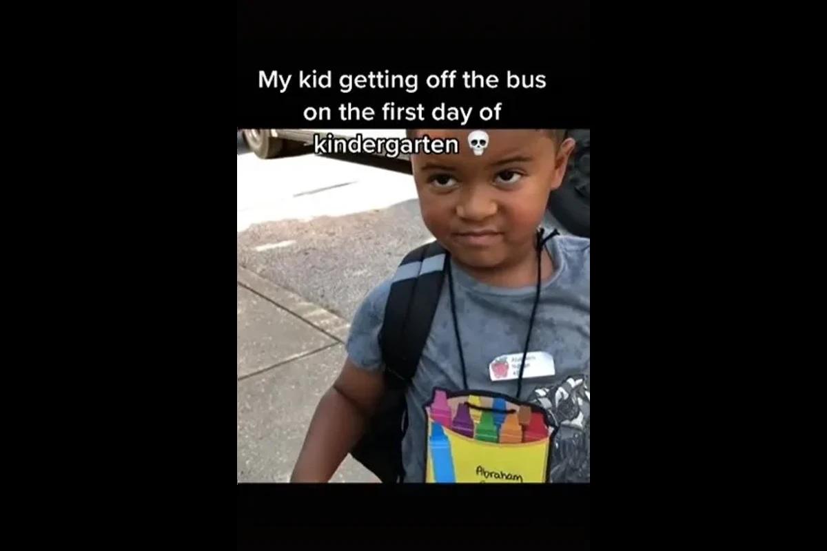 menino bravo com a mãe