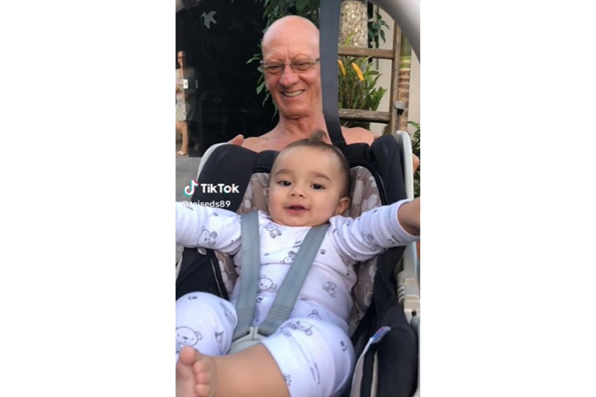 Esse avô utilizou o bebê conforto para brincar com o neto