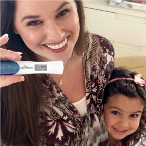 Mariana mostra o teste de gravidez de Julia, ao lado de Laura