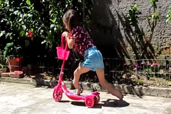 Isadora, apesar das dores, tenta levar um vida normal (Foto: Reprodução/ Youtube) 