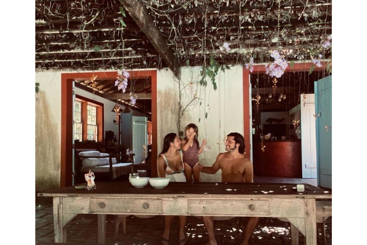 Yanna ao lado de Bruno e a filha Madalena