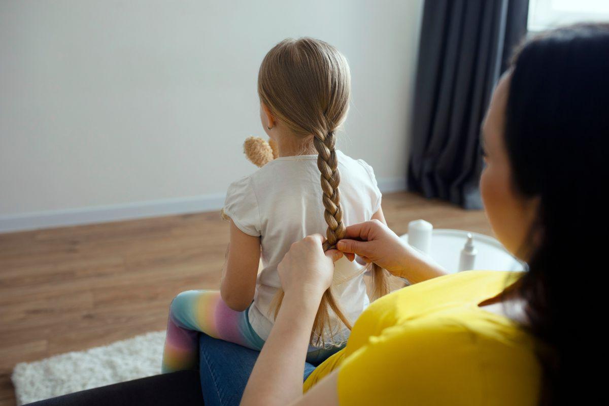 Mãe trançando cabelo de filha, mulher fazendo trança em menina, trança feminina, trança infantil, cabelo de criança trançado, cabelo de menina trançado, menina com trança