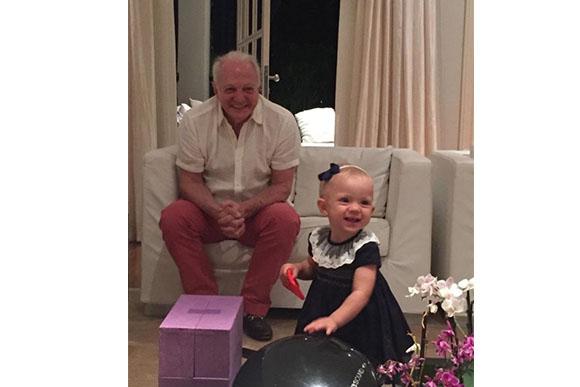 Manuela e o vovô Flávio Ricco (Foto: reprodução instagram)