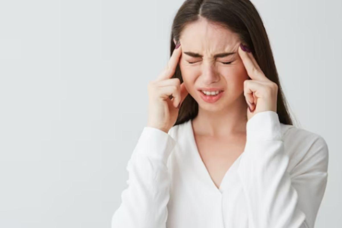 Mulher sente dor de cabeça e descobre gravidez de 9 meses