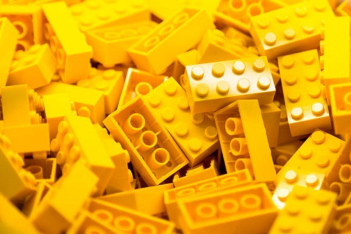 A alteração de cor da urina é um sintoma de infecção, que pode ser causada pela Escherichia coli