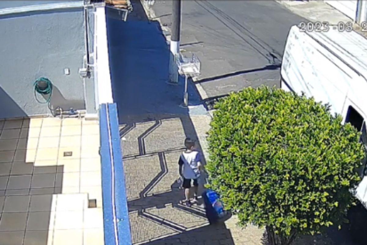 Criança esperando van escolar, criança percebe que van escolar é falsa, sequestro infantil, menino percebe que van escolar é falsa, menino esperando van escolar