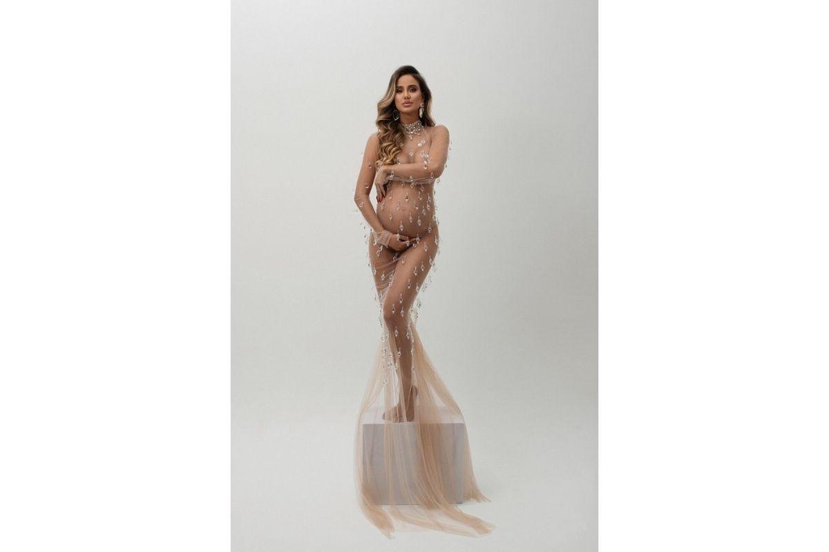 Biah Rodrigues mostra barriga de grávida em look transparente