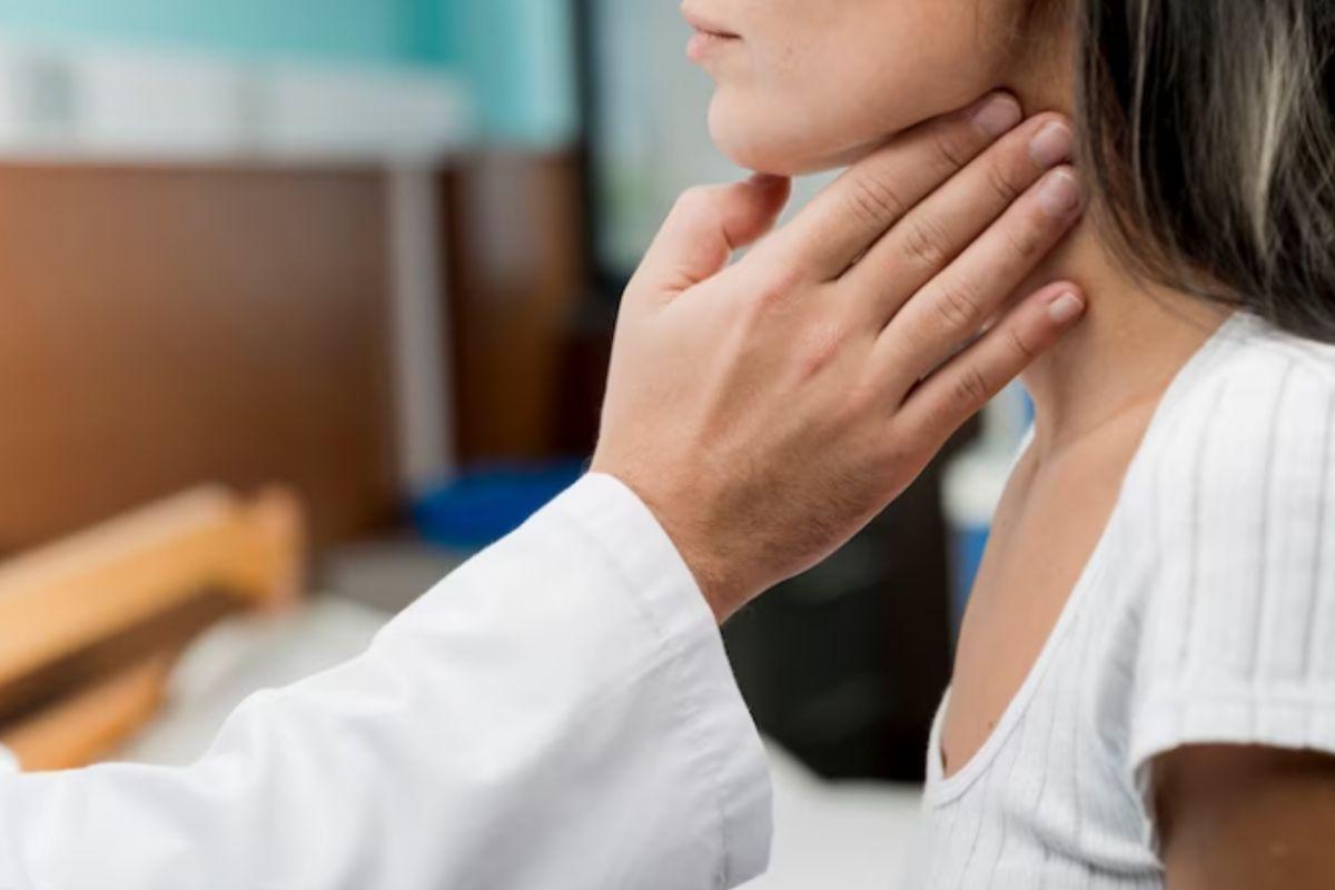 Medico examina paciente 