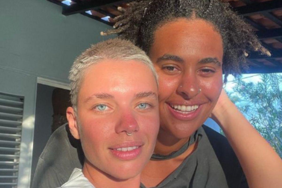 Bruna Linzmeyer com a namorada