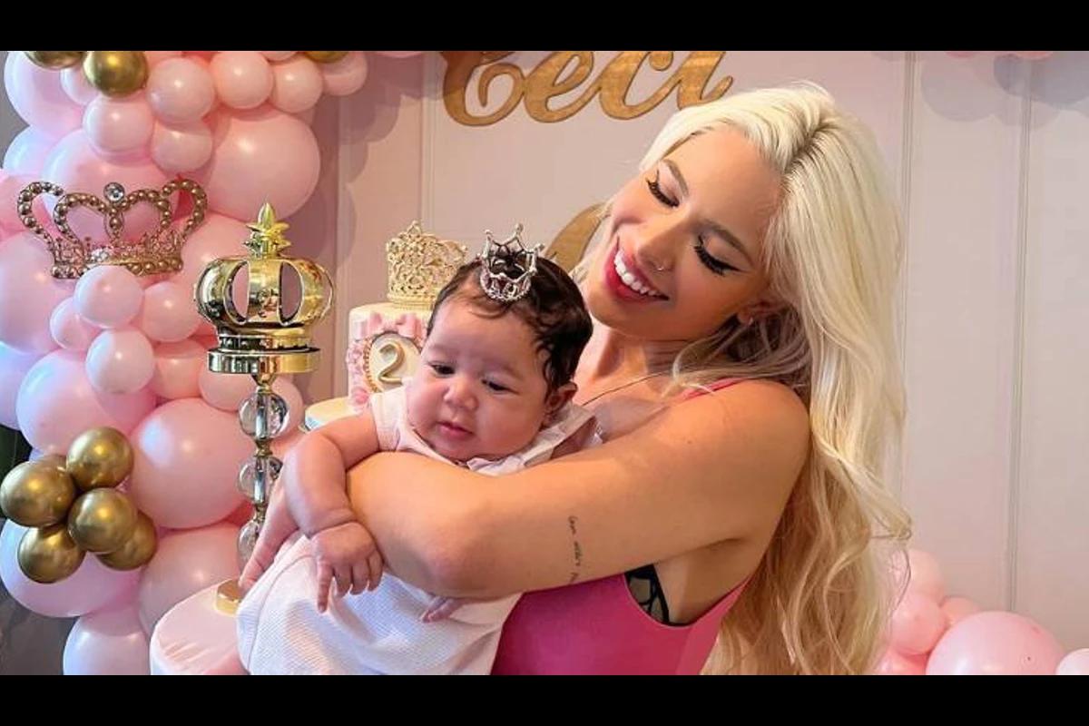 Karoline Lima com filha