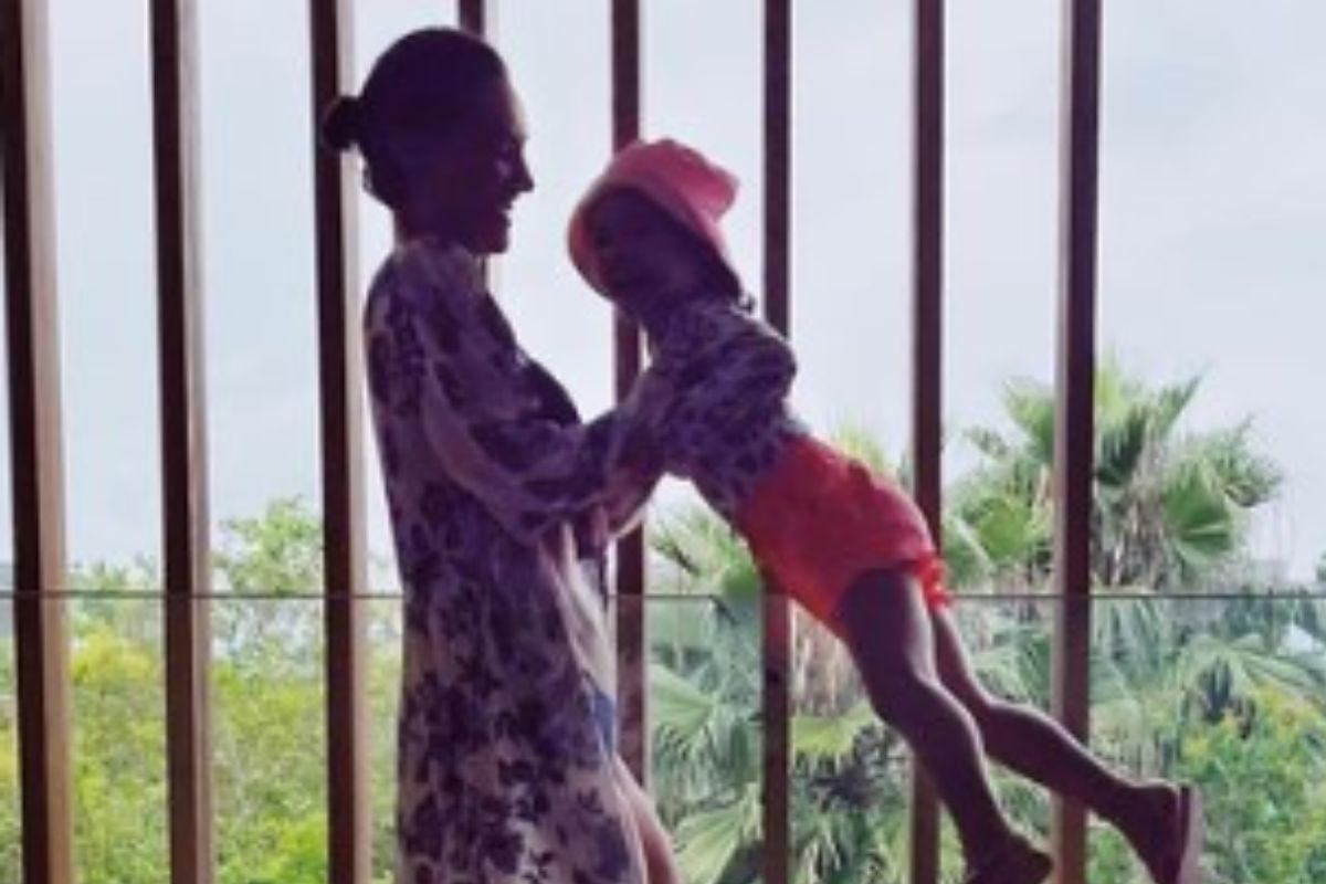 Débora Nascimento com a filha