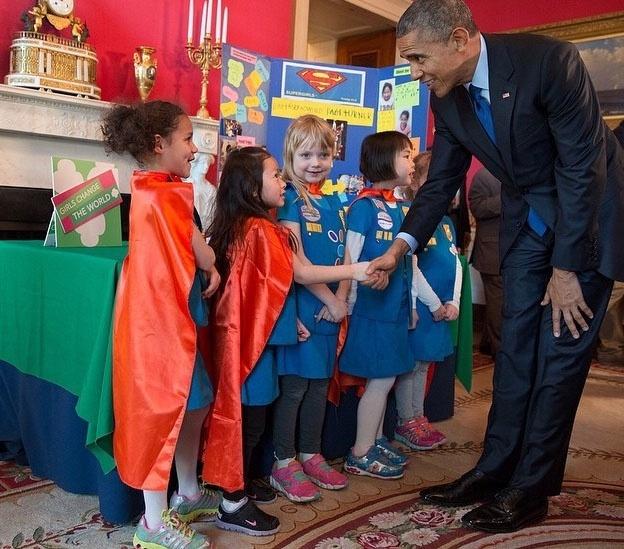 7jul2015---na-feira-de-ciencias-da-casa-branca-menina-vestida-com-capa-vermelha-pergunta-ao-presidente-ba(1)