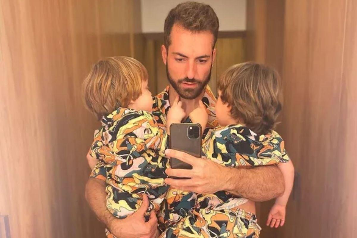 Thales Bretas combina look com os filhos