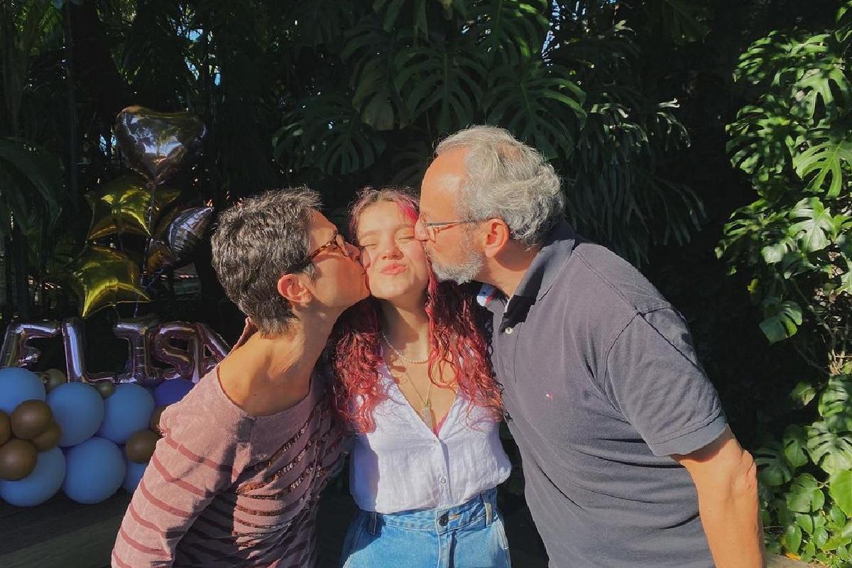 Os jornalistas Sandra e Ernesto com a filha Elisa Paglia