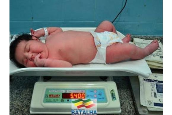 O bebê nasceu saudável e forte (Foto: Reprodução)