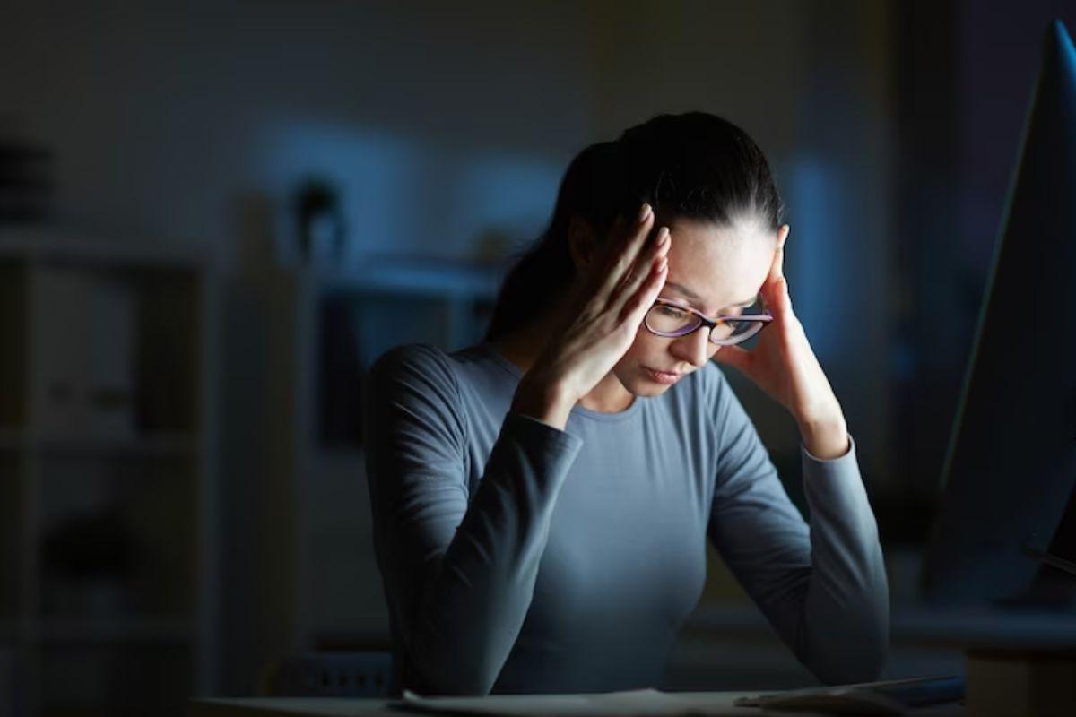 Burnout, síndrome de burnout, burnout em mulheres, mãe com burnout, mulher com as mãos na cabeça