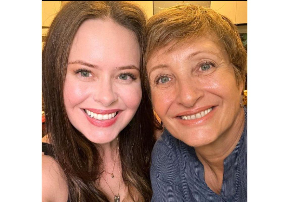 Mariana Bridi ao lado da mãe Sônia Bridi