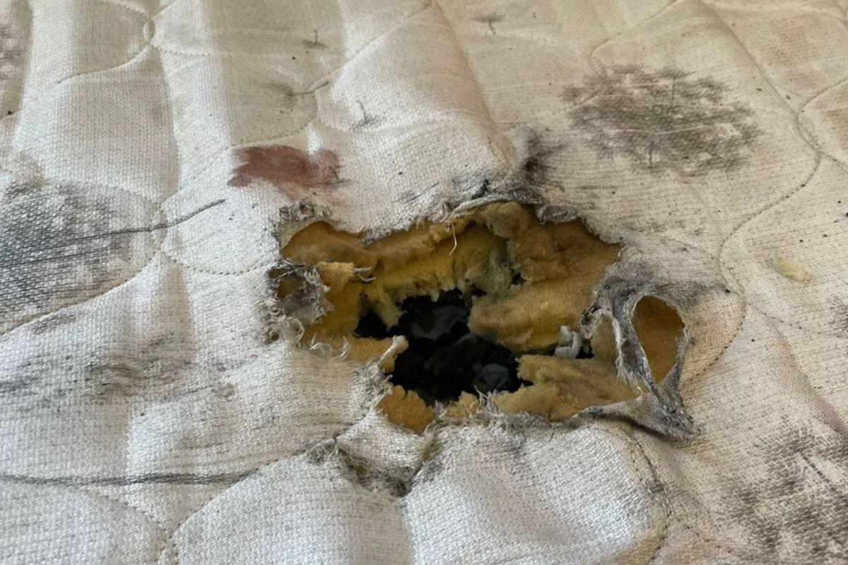 O colchão onde Ayla Manuella dormia foi perfurado com o impacto do explosivo