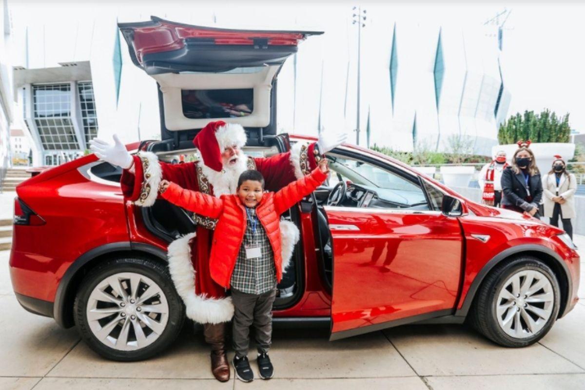 Criança com leucemia passa um dia com o Papai Noel