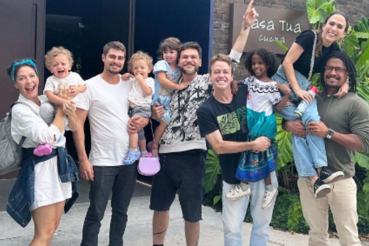 Pablo Sanabio reuniu os amigos para assistir um espetáculo da disney