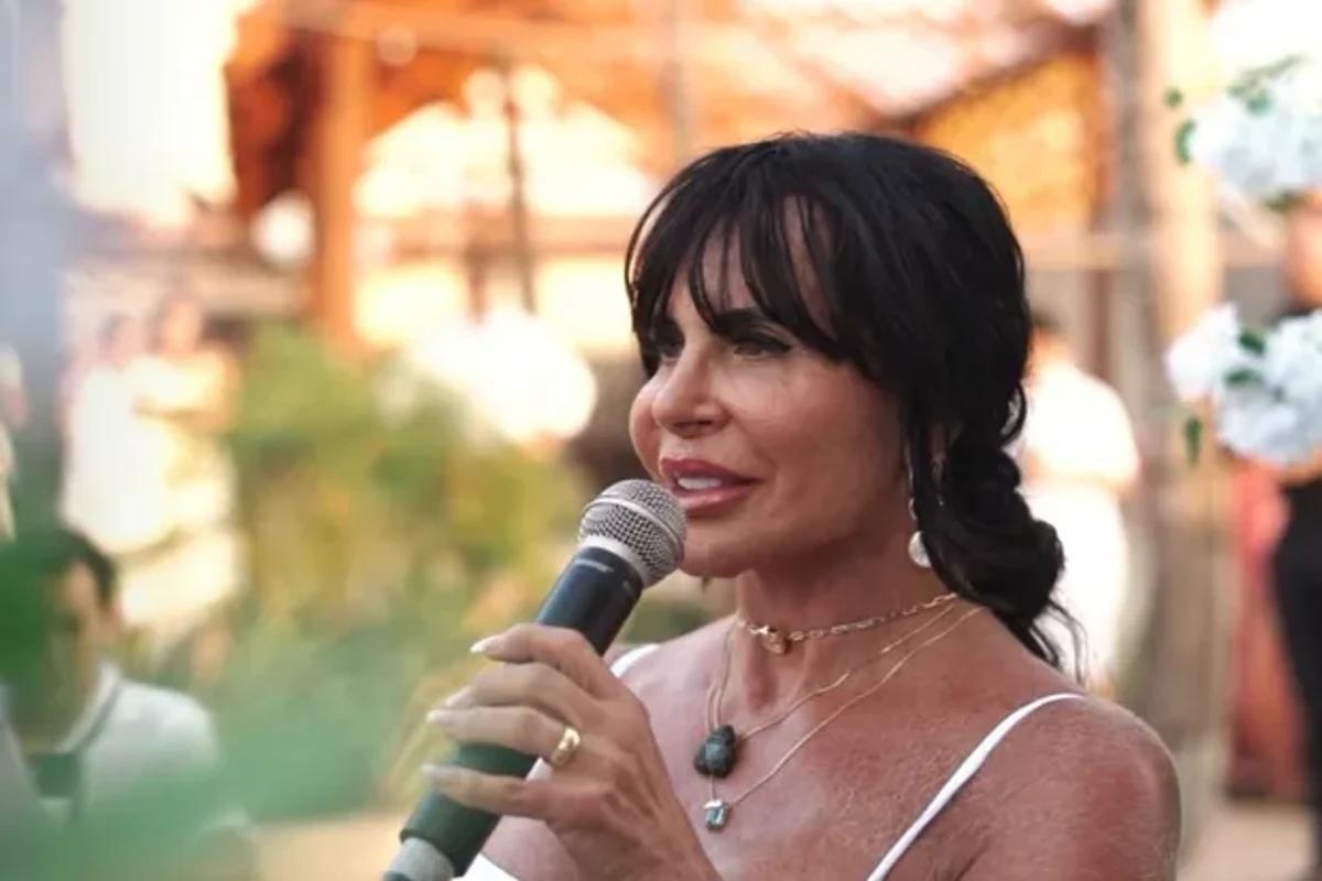 Mulher falando no microfone