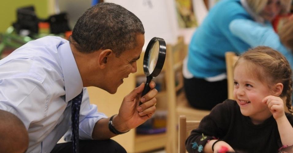 14fev2013---o-presidente-dos-estados-unidos-barack-obama-brinca-com-uma-crianca-de-uma-escola-que-visitou(1)