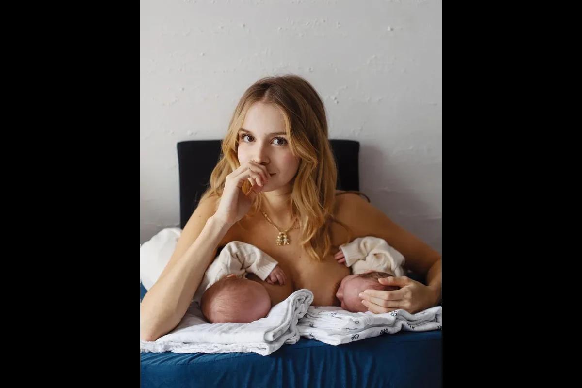 Mulher amamentado filhos