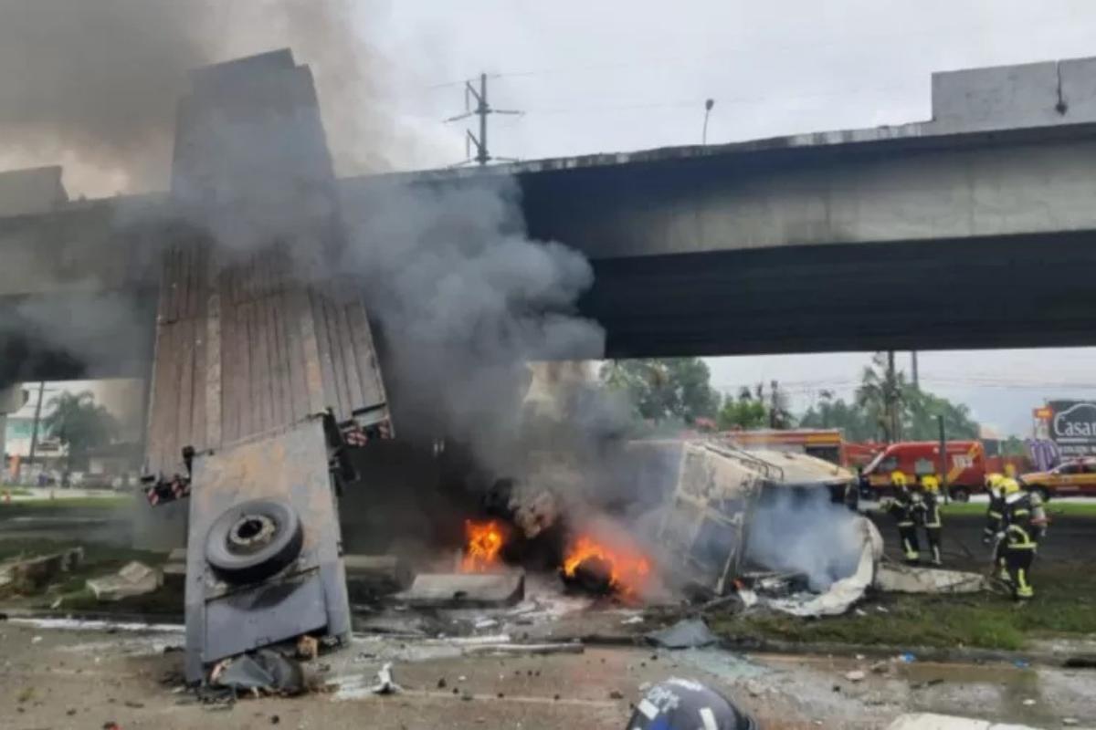 O local do acidente ficou todo destruído e em chamas