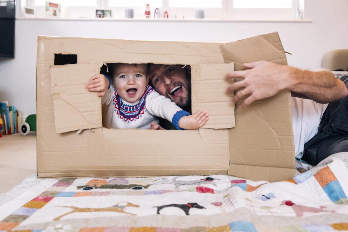 Pai e filho brincando