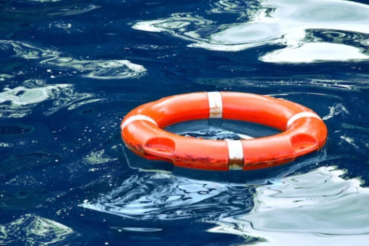 Corpo de Bombeiros salva pai e filho em alto mar 