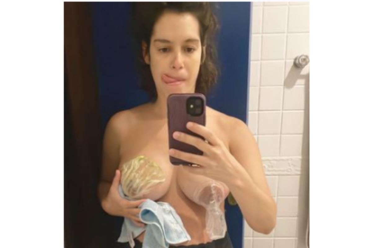 Maria Flor com um repolho no peito para sugar leite (Foto: Reprodução/Instagram @mariaflor31)