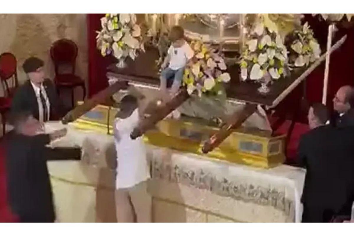 O homem deixou a criança no altar