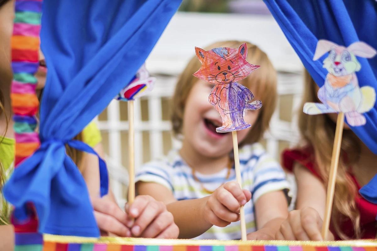 Crian&ccedil;a brincando com fantoches