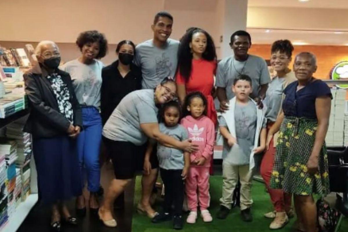 Arisson Tavares, Porfiria Oliveira, Oferecer Rosas é Tocar Espinhos, filho realiza sonho e publica livro de mãe, mãe Arisson Tavares, filho Porfiria Oliveira, família Arisson Tavares, família Porfiria Oliveira