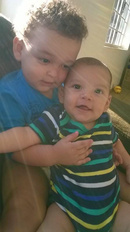 Humberto, 1 ano, e Leonardo, 8 meses, filhos de Andreia e Henrique
